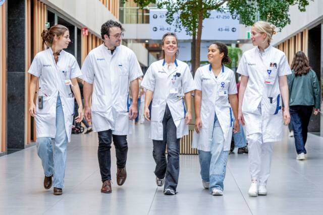 Levy met collega arts-assistenten