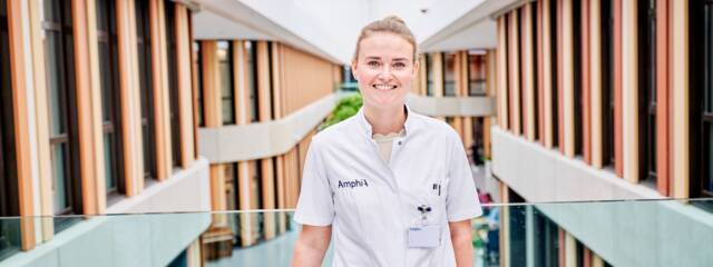 Je gaat nu veel dieper in op de geneeskunde. Je leert de care and cure te verbinden